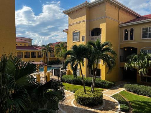 Luxurious Condo By The Water - Housity