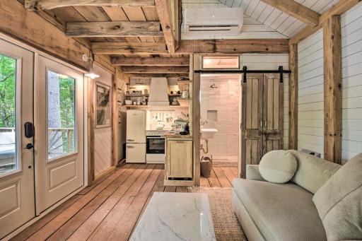 Luxe Mountain Treehouse Spacious Deck and View - Housity