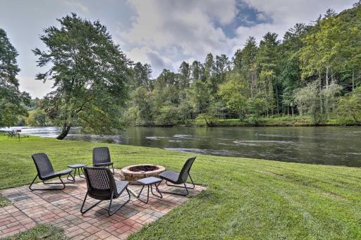 Rivers Edge - Ultimate Riverfront Getaway - Housity