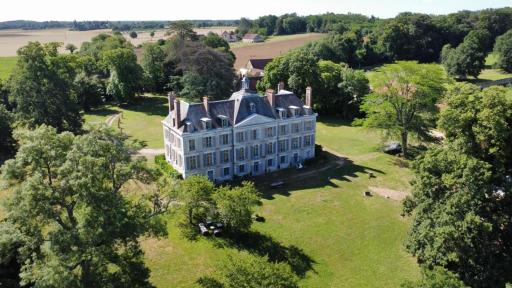 Superb Chateausuites with pool at the Loire & horseboxes for 20 guests - Housity