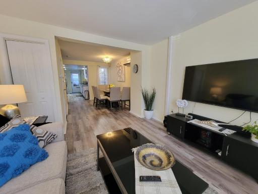 The Iris - A Cheerful Midtown Getaway - Housity