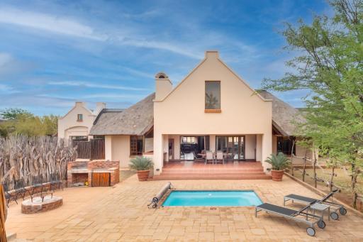 Luxurious 4 Bedroom Villa with 2 Bedroom cottage 1 - Housity