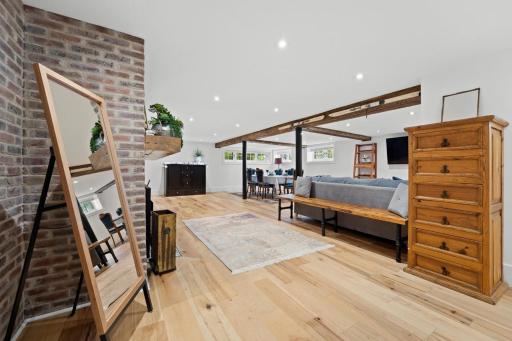 Waldemar Charming Burlington lower level Apartment - Housity