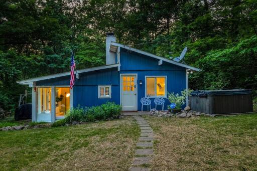 River Escape 3BR Cabin - Hot Tub, Starlink Wifi, Tubing - Housity