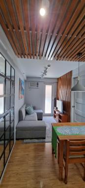 Mikaela's Crib- 1 Bedroom flat @ Arezzo Place Condominium - Housity