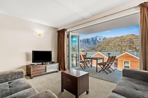 Lakeside Living - 1 Bedroom Alpine Apartment - Housity
