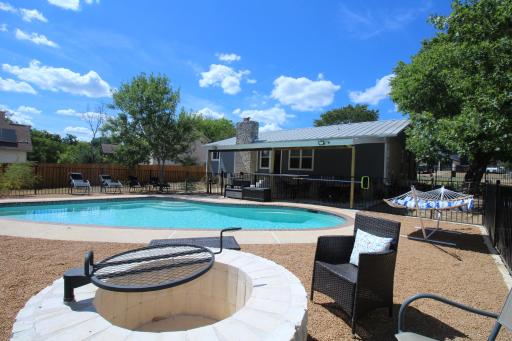 Austin Abode - 4 Bedrooms - Pool - Sleeps 11 - Housity