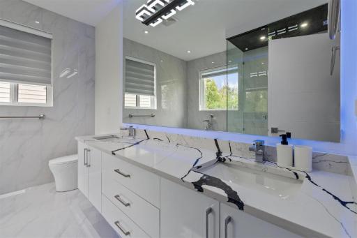 Brand New, Cheerful, Exquisite 4 BR house, fast wifi, free parking - Housity