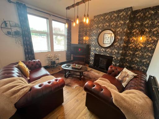 Royston Village, Barnsley, 1930’s contemporary villa - Housity