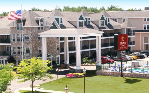 Crown Choice Inn & Suites Lakeview and Waterpark - Housity