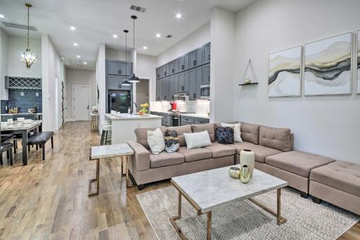 Modern Home with Yard 2 Mi to Downtown Houston! - Housity