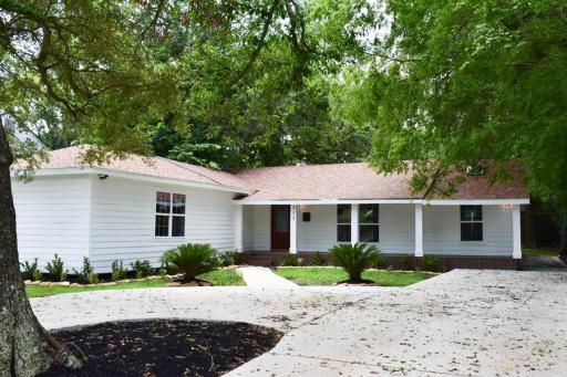 Spacious Home, huge back deck, great for relaxing. - Housity