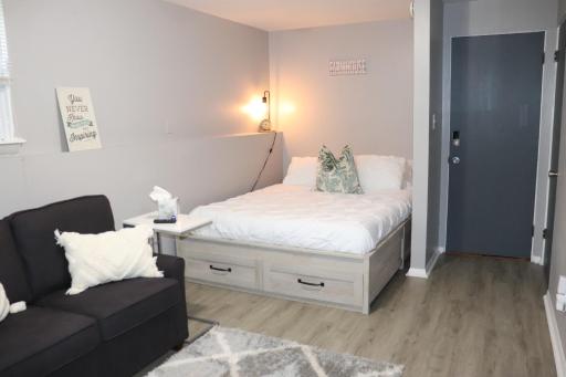 Rustic Studio Apt. 2 min drive to Downtown Oswego - Housity