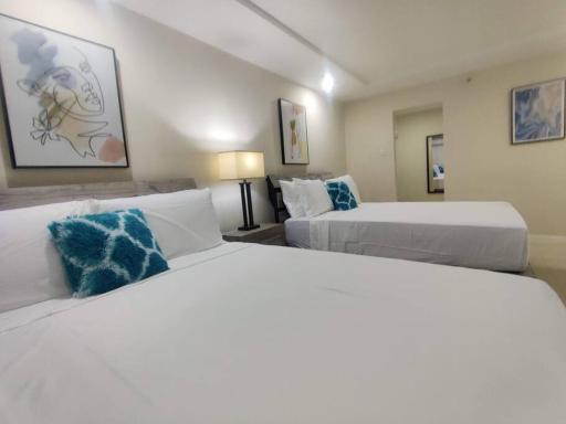 Cozy Room with Deck in Gated Complex - Housity