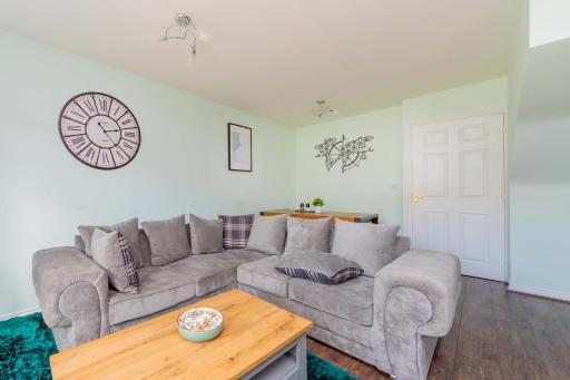 Central Townhouse Tipton - Sleeps 8 - Ideal for Contractors & Families - Housity