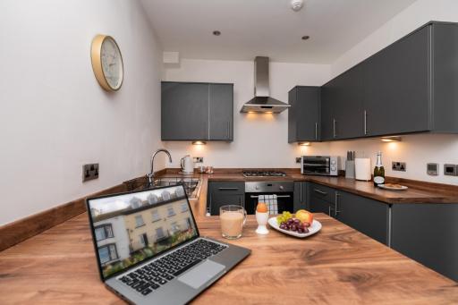 The Croston balcony apartment- Morecambe central promenade, beach front and sea views - Housity