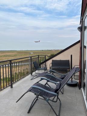 Airport Gate 25 - Housity