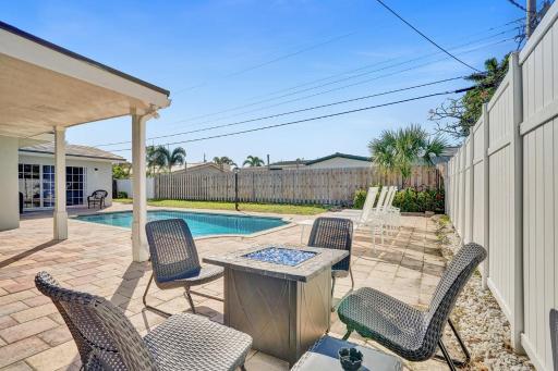 Stunning 4 Bedroom - Heated Pool+ Jacuzzi Close to The Beach - Housity