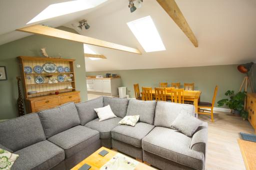 Luxury three bedroom property with hot tub - Housity