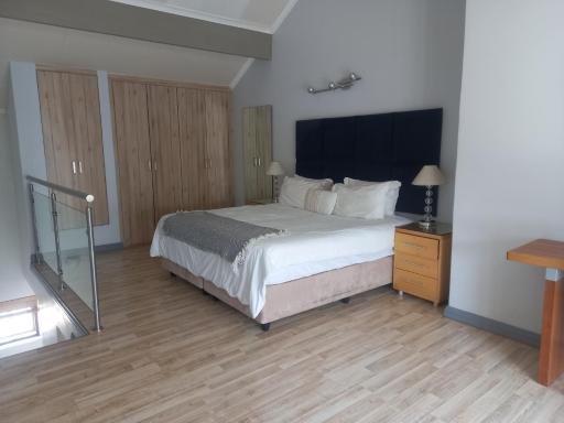 Mount Royal - 32 Large 1 bed with balcony upstairs - Housity