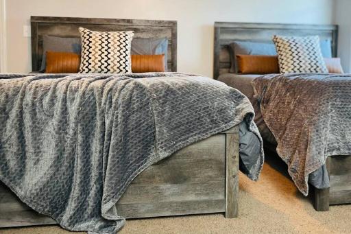 The Herringbone Blue; Sleeps 20+ near Fort Bragg - Housity