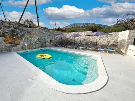 Ivan's holiday house with private swimming pool - Housity