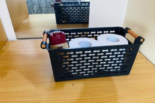 Stylish centrally located apt: secure,WiFi&parking - Housity