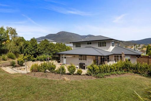 Beautiful Hobart Family Home 4 bed 5 kms to CBD - Housity
