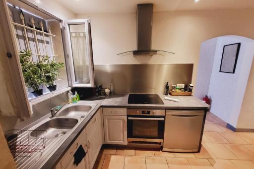 Nice House With Small Private Courtyard - Housity
