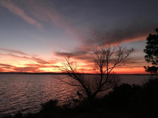 Gran chalet sobre la Laguna del Sauce y con la mejor puesta de sol - Housity