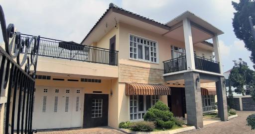 Mountain Scenic Villa Bandung - Housity