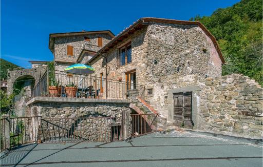 Stunning home in Bagnone with 3 Bedrooms - Housity