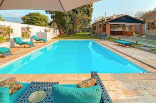 CASA DOM QUIXOTE, pequena Chácara no centro da cidade - Housity