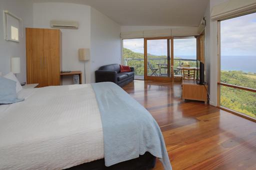 Chris's Beacon Point Restaurant & Villas - Housity