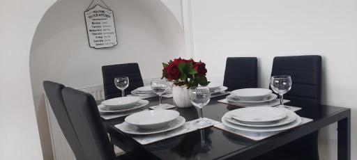 Stylish and homey 3 bedroom house with free parking & Wi-Fi - Housity