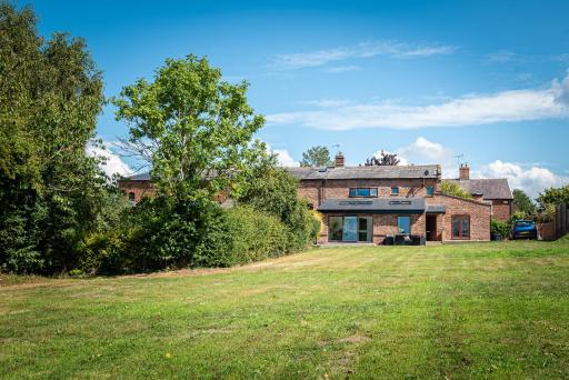 No1 Little Barrow Barns - Sleeps 10 - Housity