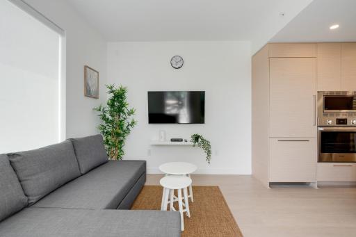 Modern New Apt Near Vancouver Airport with Parking, Storage and AC - Housity