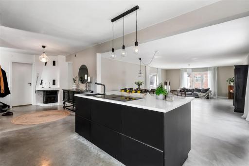 Luxurious & Cozy 2 Train Stops to City King Beds - Housity