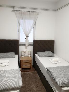 Apartment Laura & Lucija - Housity