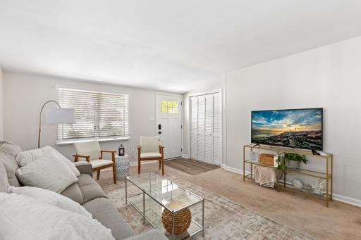 Newly renovated cottage, walk to bay beach! - Housity