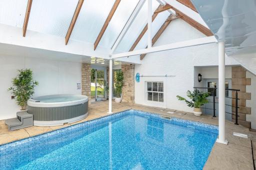 Cotswold Spa House - Country house retreat with indoor swimming pool and hot tub, ideal for large groups - Housity