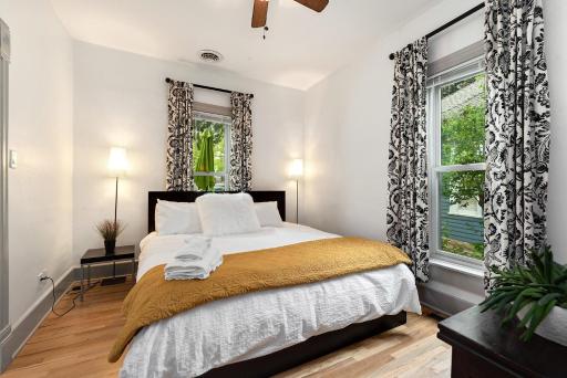 Lola House! Cozy Comfort, Prime Old Town Location - Housity