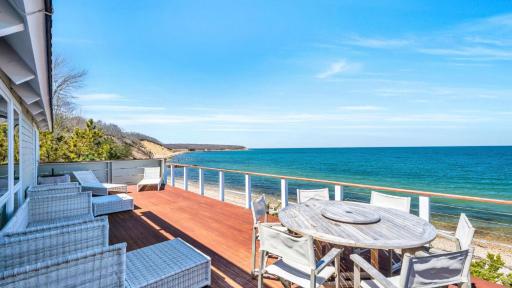 Beach House on Fort Pond Bay - Housity