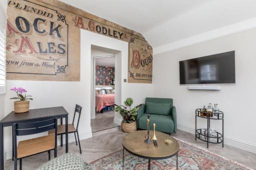 The Oak Rooms - Stylish & luxurious stay in Sussex by Huluki Sussex Stays - Housity
