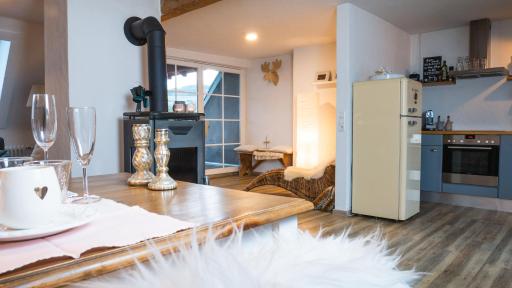 Dachwohnung mit Ofen und Freisitz - Housity