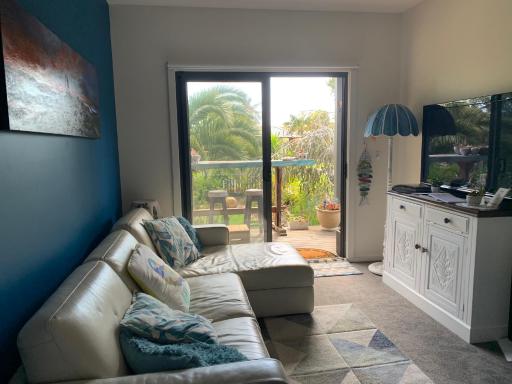 Turquoise Waters B &B -Private Guest suite with massage chair - Housity