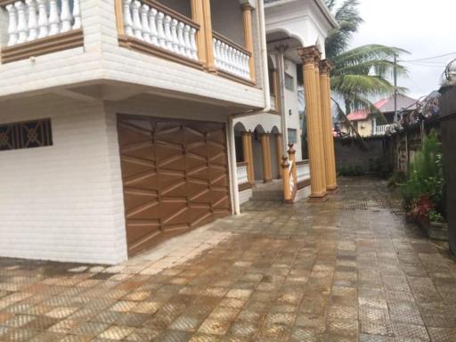 Spacious 2-bedroom apartment with on-site parking - Adonkia - Freetown, Sierra Leone - Housity