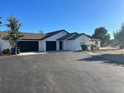 Peaceful 4 Bedroom Farm Stay at Whispering Vines - Housity