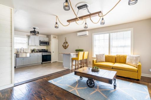 ☆ Island Industrial Rhapsody Blocks from the Beach ☆ - Housity