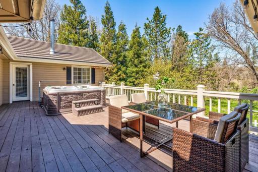 Private Resort Home in Yosemite w/River, 4Br-5Ba - Housity